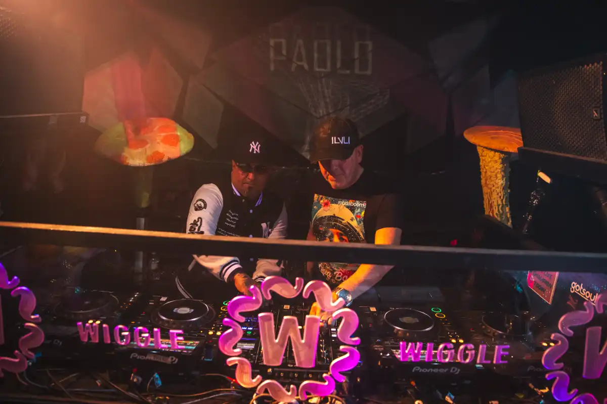 DJs