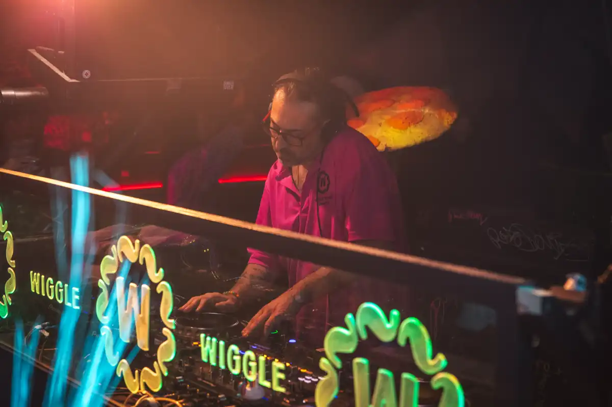 DJ