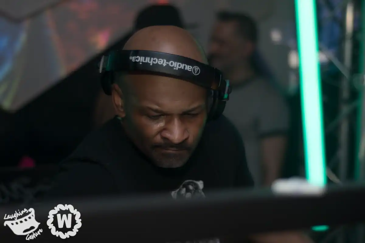 DJ