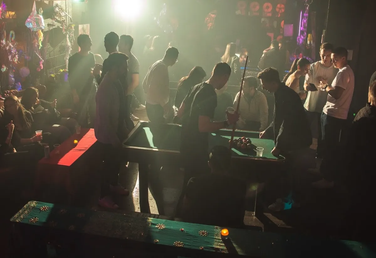 Pool players and crowd