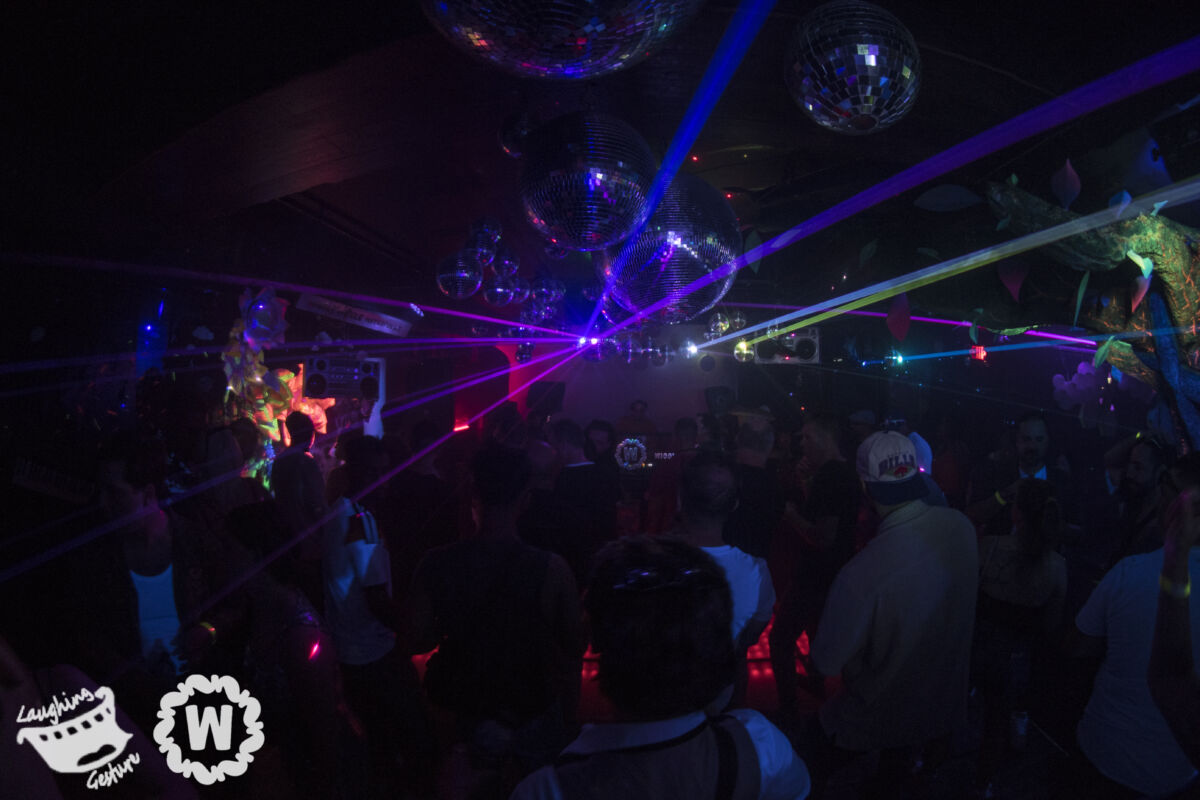 Lasers in bar