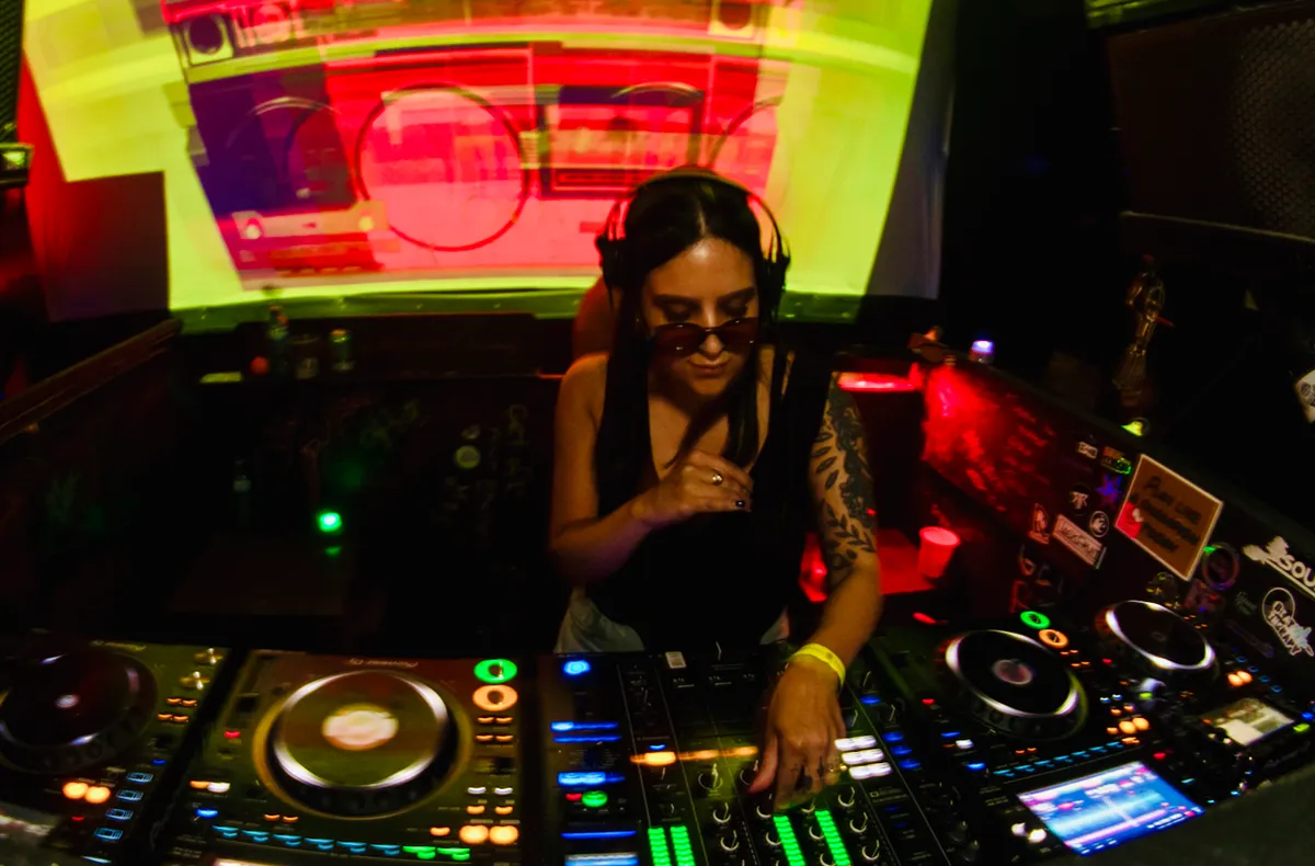 DJ